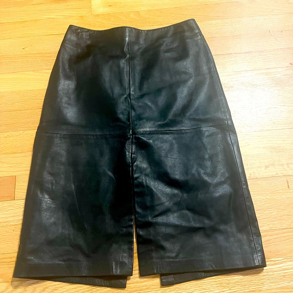 Y2k vintage genuine leather midi pencil skirt
Timeless and classic slit 
Cachè
6